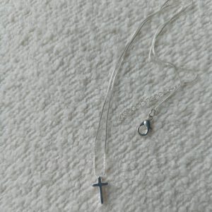 Dunne ketting met klein kruisje